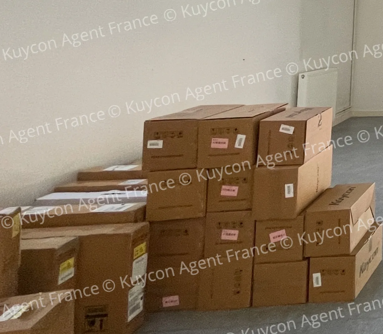 Écrans Kuycon emballés, prêts pour l'expédition